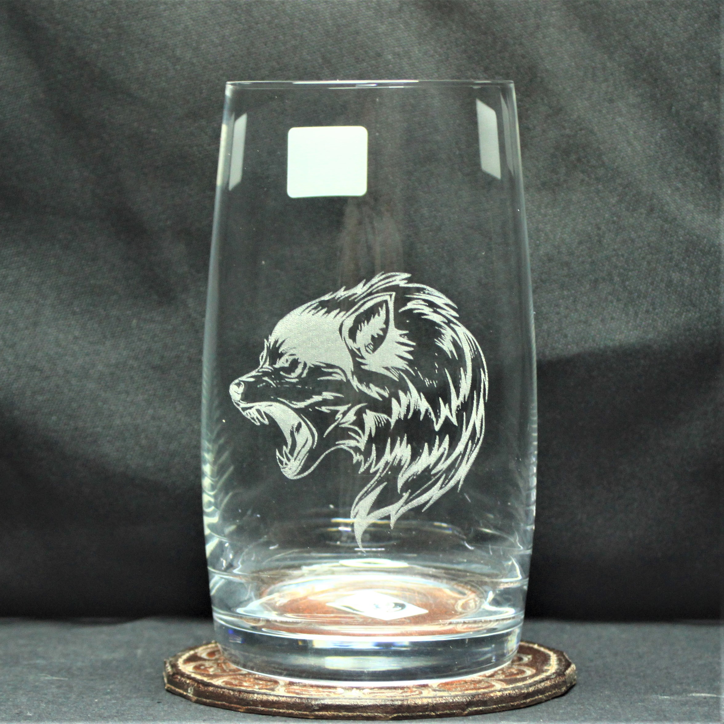 Exklusiver Bohemia-Kristallglas Becher mit grimmigen Wolf