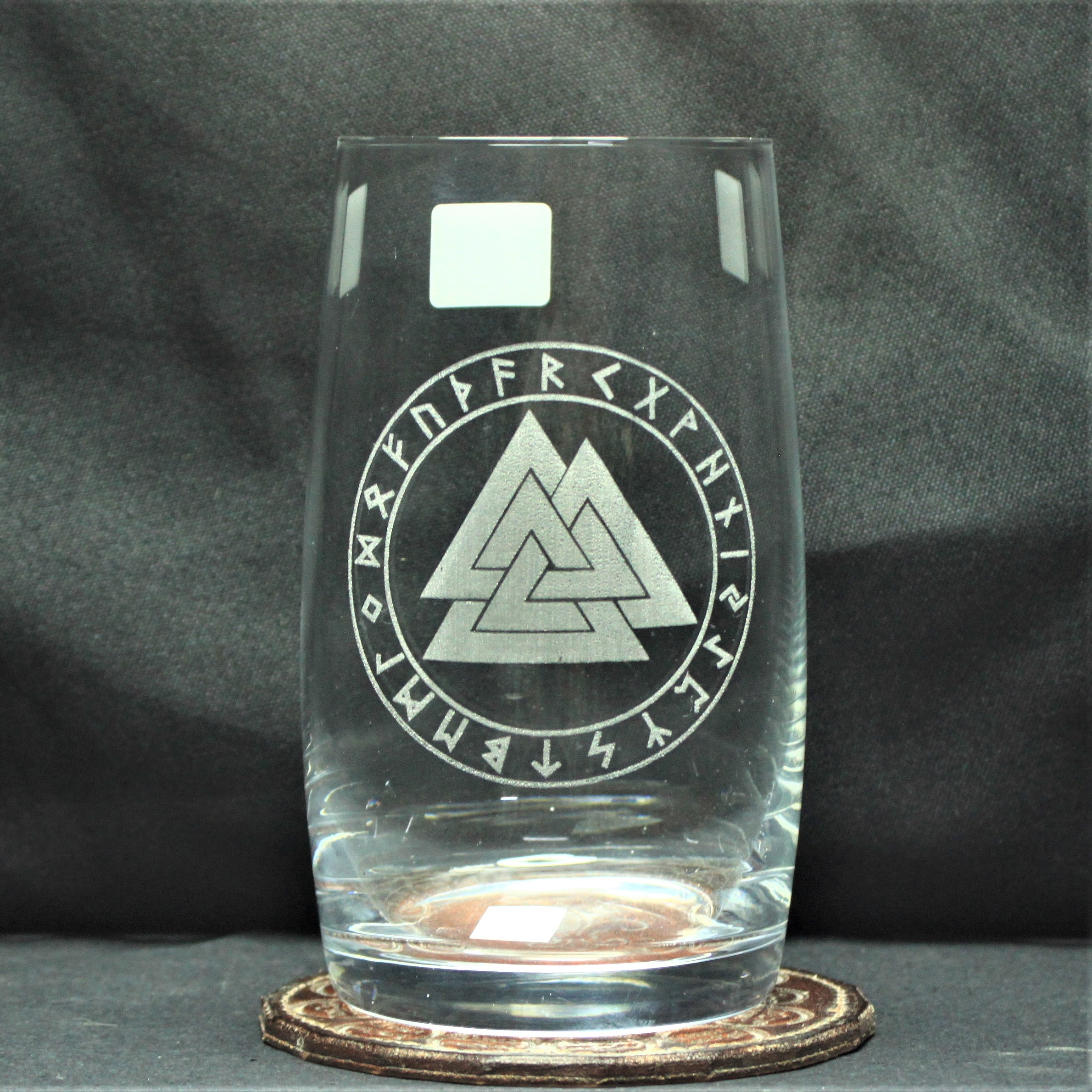 keltischer Bohemia-Kristallglas Becher mit Valknut im Runenkreis
