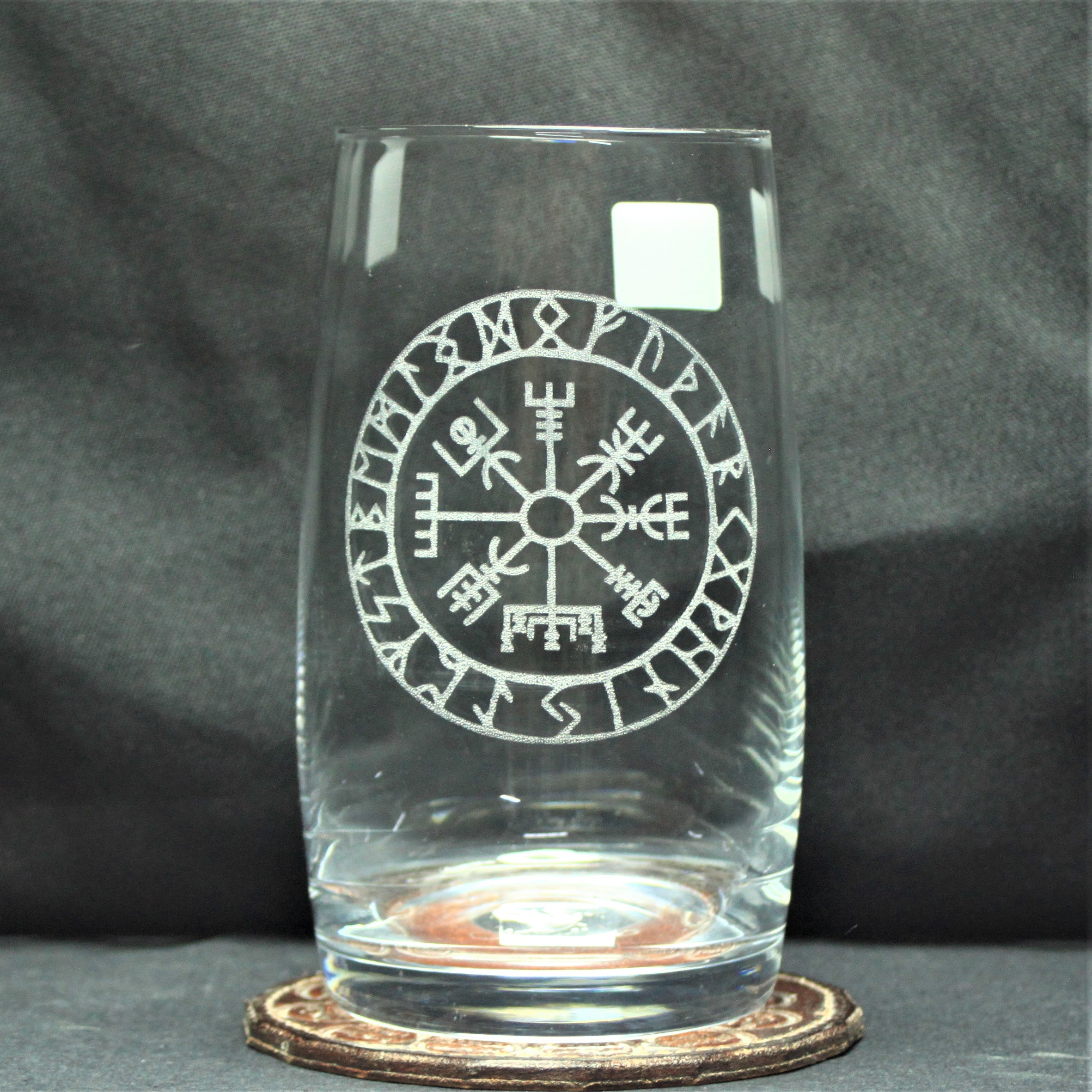 keltischer Bohemia-Kristallglas Becher mit Vegvisir im Runenkreis