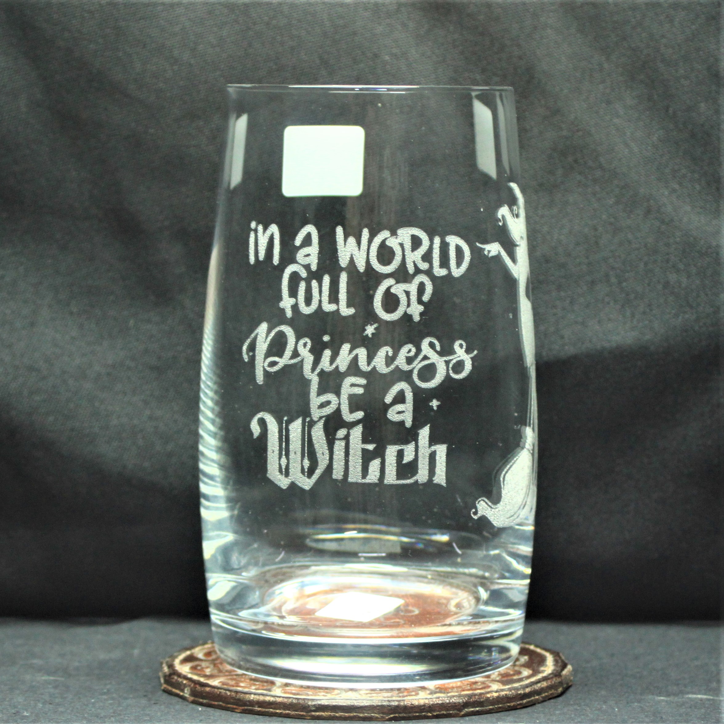 zauberhafter Bohemia-Kristallglas Becher mit frecher Hexe "be a witch"