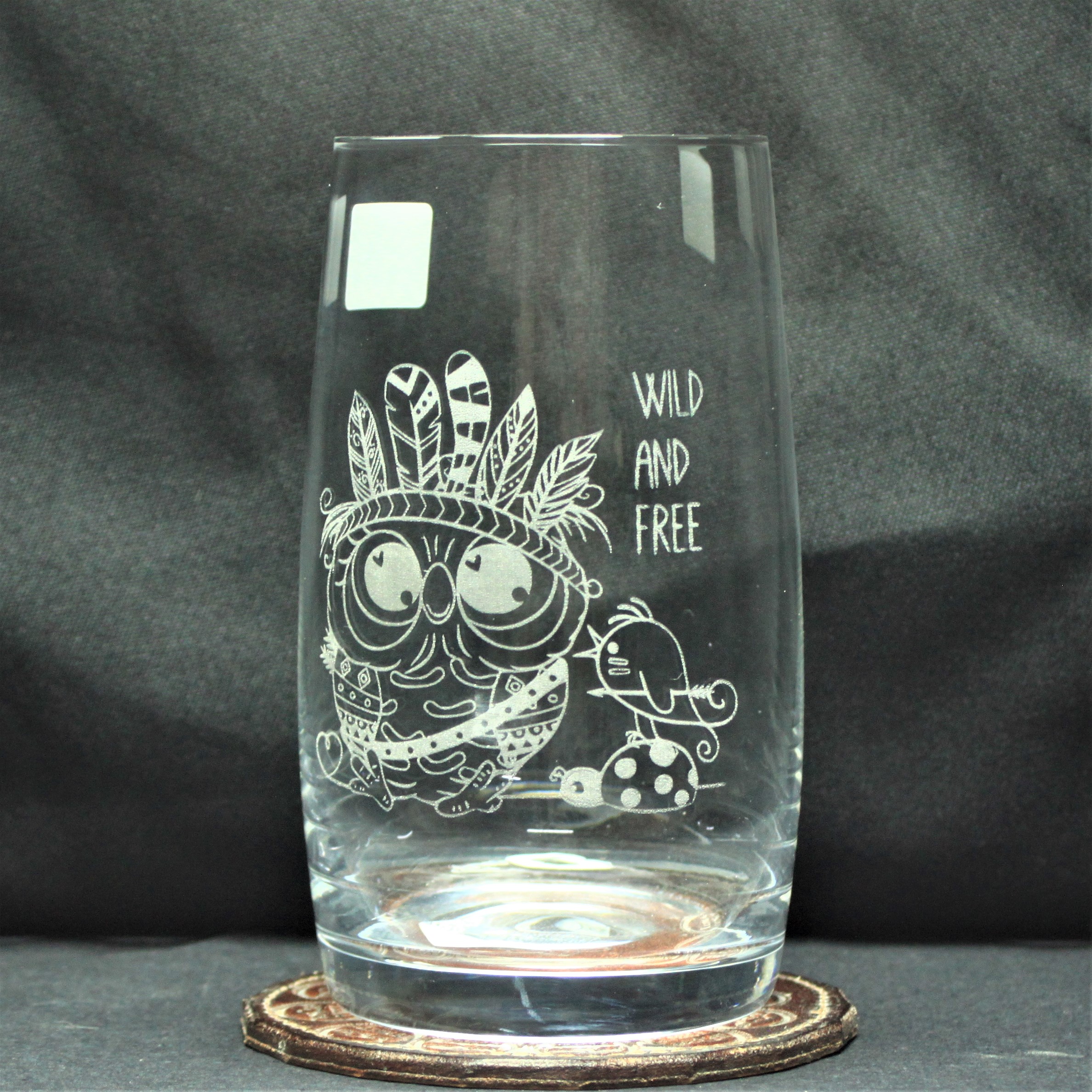 zauberhafter Bohemia-Kristallglas Becher mit frechem Eulenmotiv "Wild und Frei"