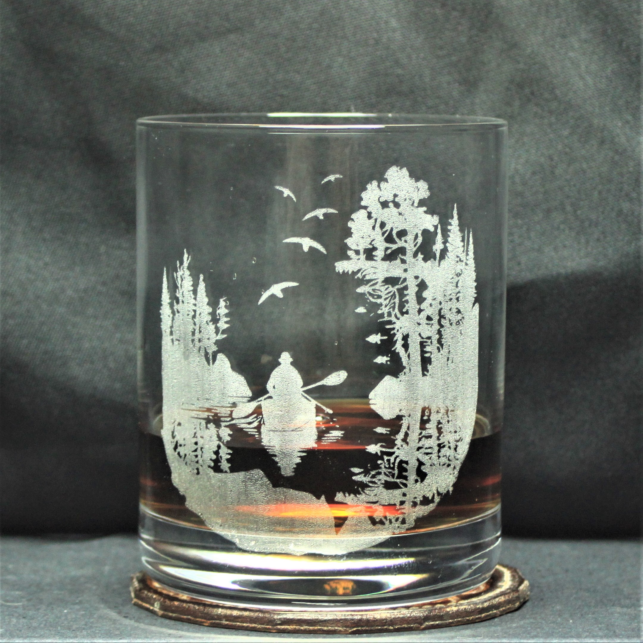 exklusiver Kristallglas-Tumbler graviert mit Ruderer und Angler