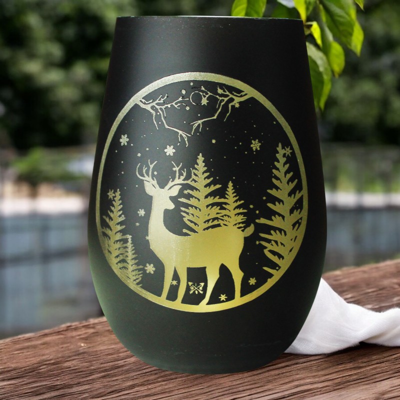 zauberhaftes Reh Windlicht aus Glas im Winterwald