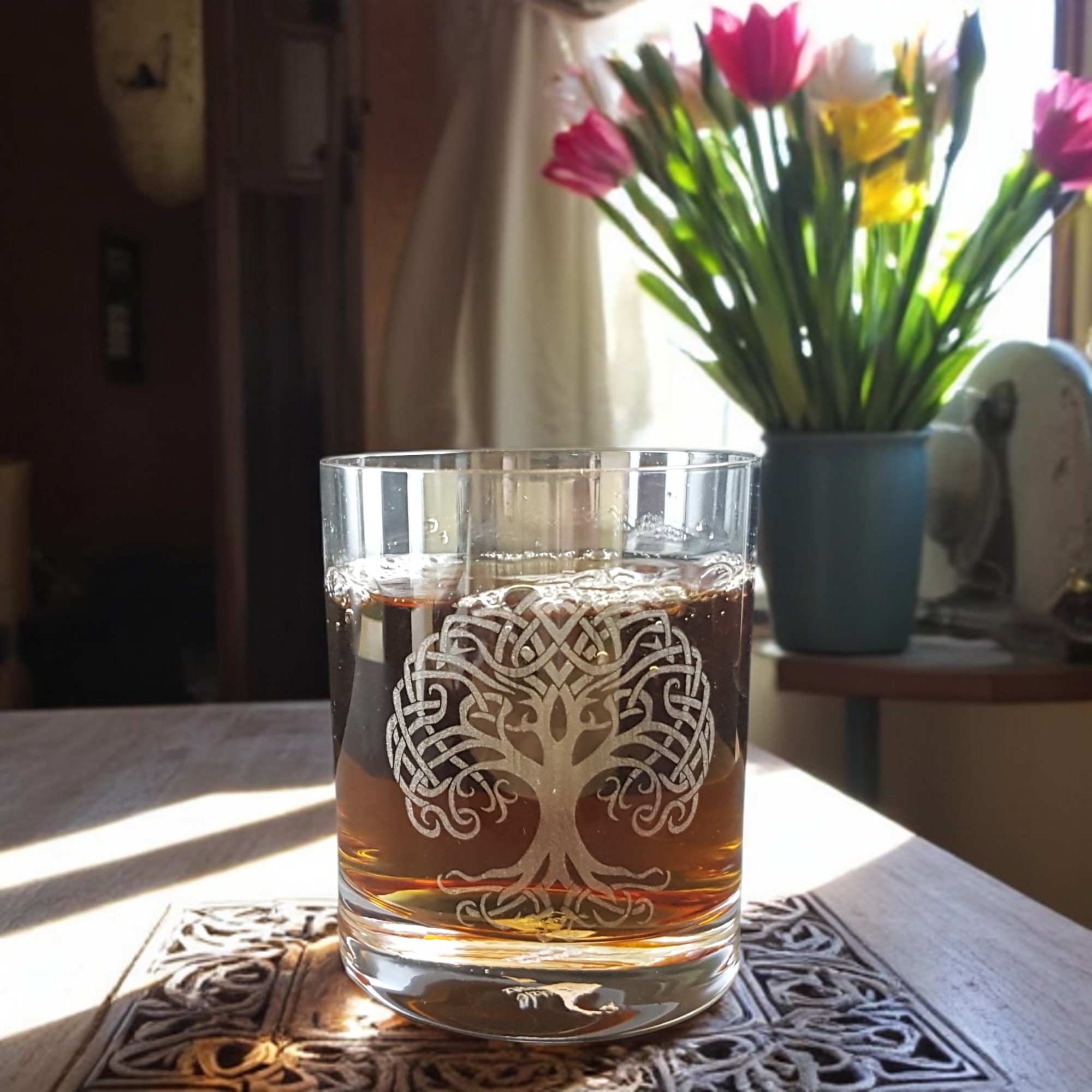 graviertes Whisky-Rum-Glas mit Lebensbaum