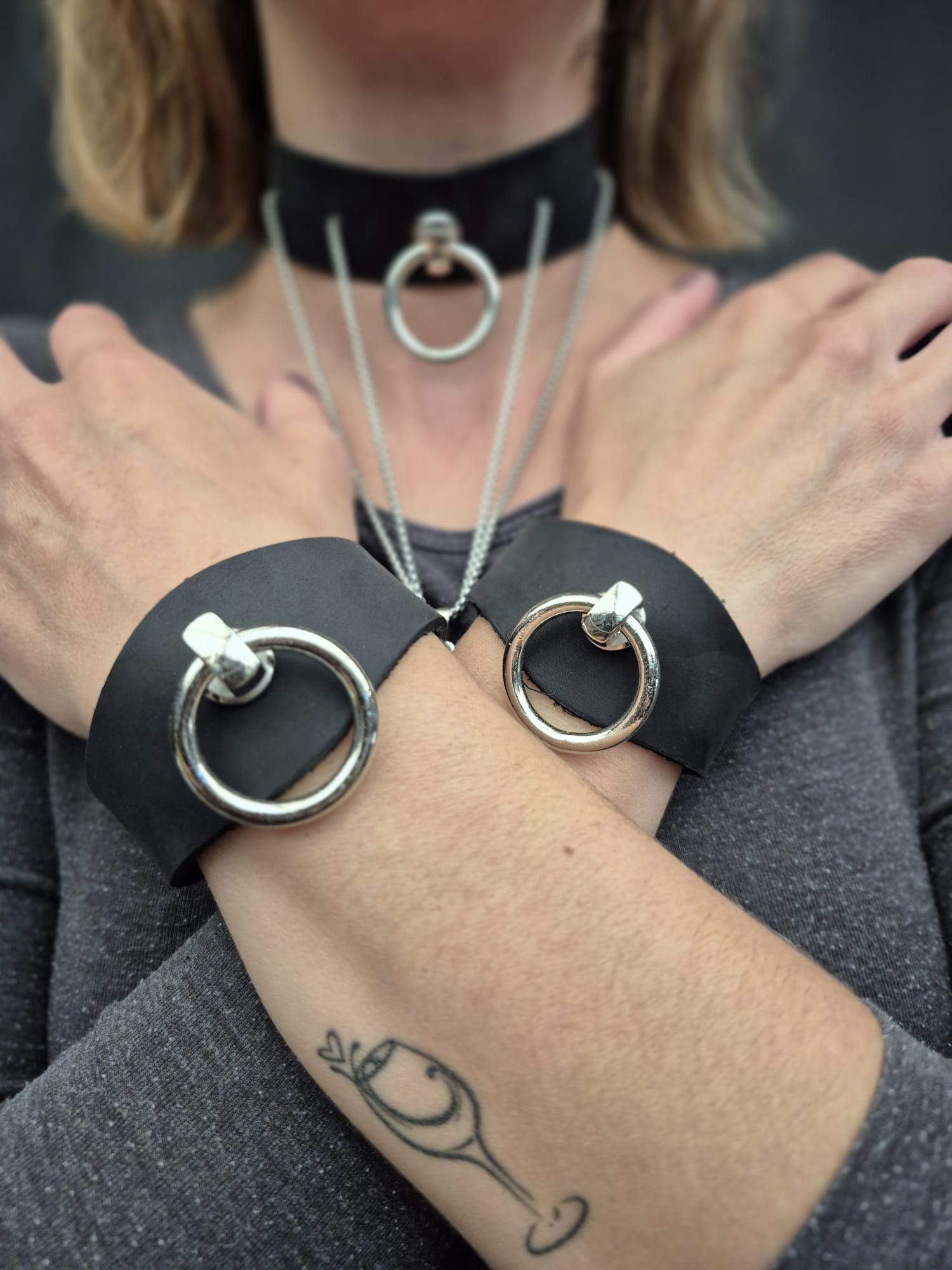 2 Armbänder mit O Ring aus Leder "Black Lady“