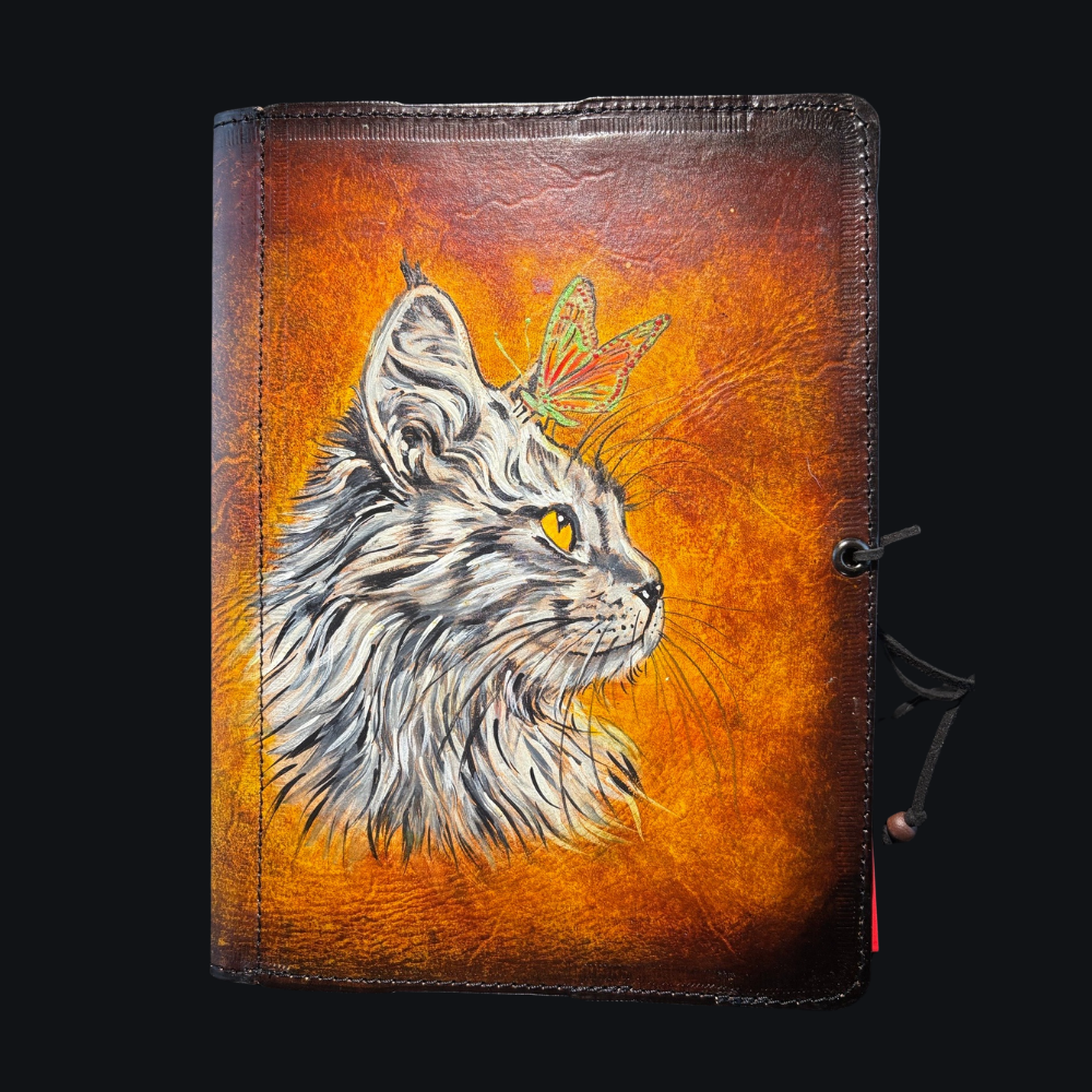 Handgemachte Leder-Buchhülle DIN A5 – Katze mit Schmetterling