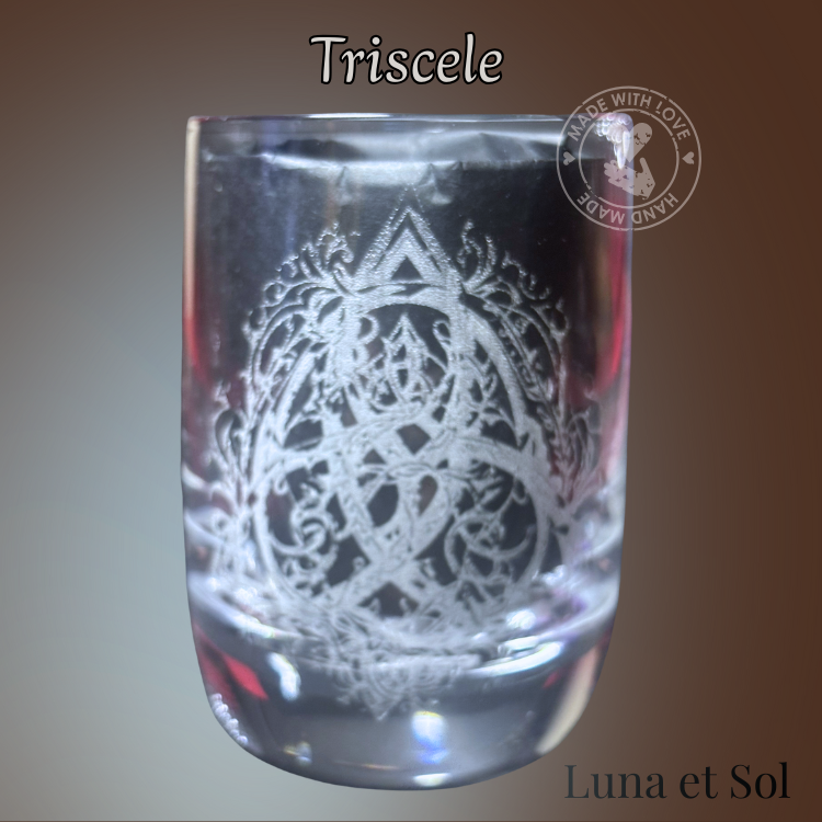 Shot Glas „Triscele“ – Symbol der Ewigkeit im Kristallglas